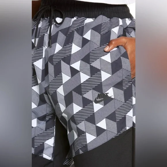 Nike Women’s Nylon Pants Women’s Geometric Black Rainwear, walk-in outdoor pants - Picture 3 of 11